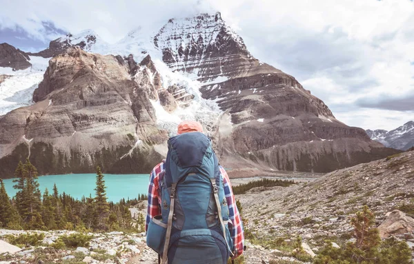 Caminhando Homem Nas Montanhas Canadenses Caminhada Atividade Recreação Popular América — Fotografia de Stock