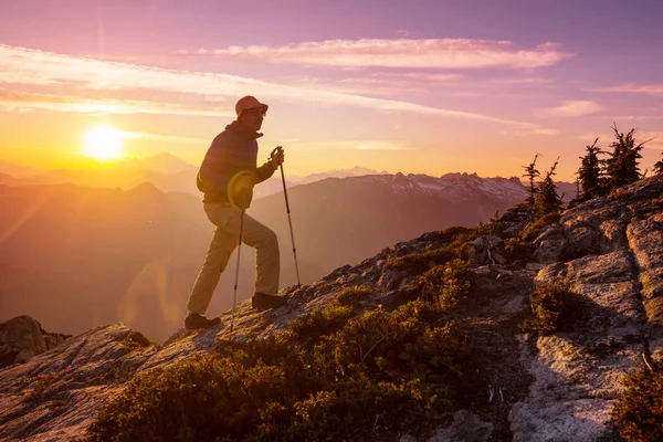 Wandelen Scene Prachtige Zomer Bergen Bij Zonsondergang — Stockfoto