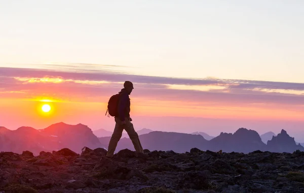 Escena Senderismo Hermosas Montañas Verano Atardecer —  Fotos de Stock