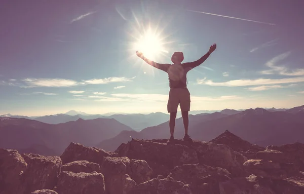 Backpacker Een Wandeling Zomerbergen — Stockfoto