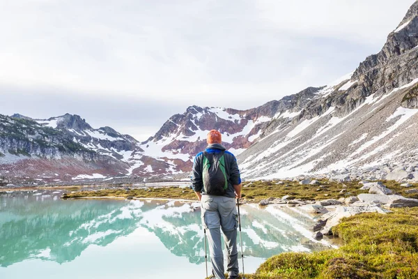 Senderista Relajante Sereno Lago Montaña — Foto de Stock