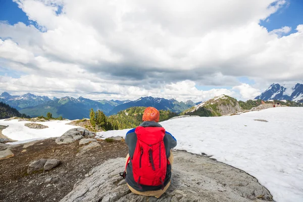 Mochilero Una Caminata Las Montañas Verano —  Fotos de Stock