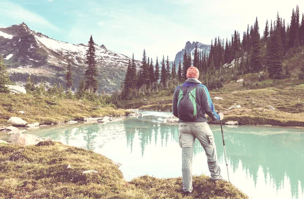 Hiker Avkopplande Serene Mountain Lake — Stockfoto