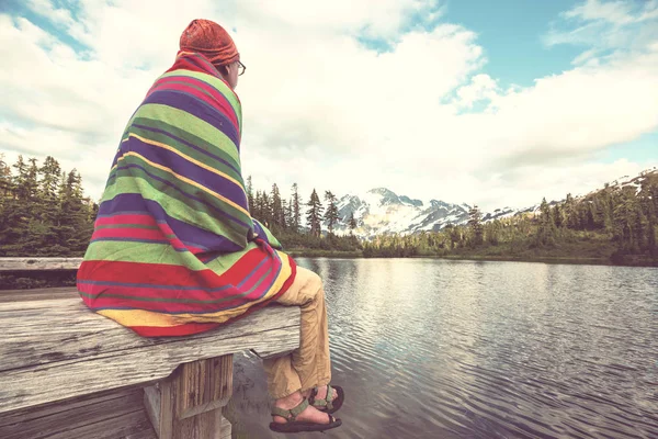 Hiker Relaxing Serene Mountain Lake — Stock Photo, Image