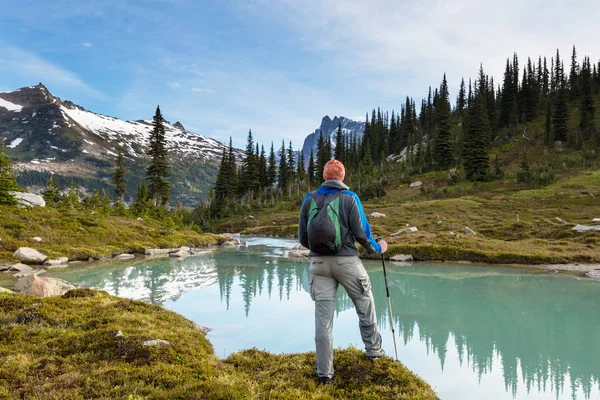 Hiker Klidu Klidním Horském Jezeře — Stock fotografie