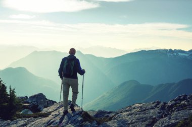 Yaz dağlarında gezintiye çıkmış bir gezgin.