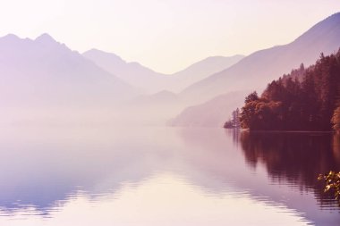 Yaz mevsiminde dağlarda huzur gölü. Güzel doğal manzaralar..