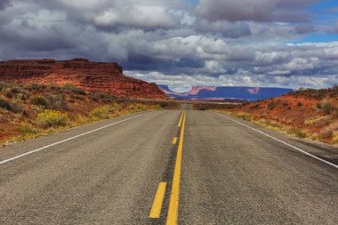 Kırsal kesimde bir yol. Terk edilmiş doğal seyahat geçmişi.