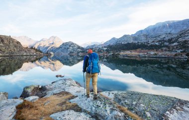 Yaz dağlarında gezintiye çıkmış bir gezgin.