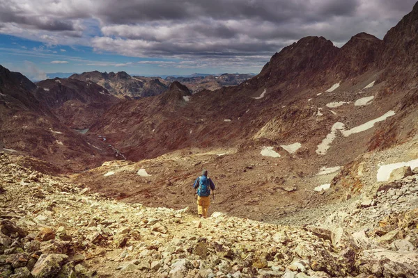 Backpacker Μια Πεζοπορία Στα Βουνά Του Καλοκαιριού — Φωτογραφία Αρχείου