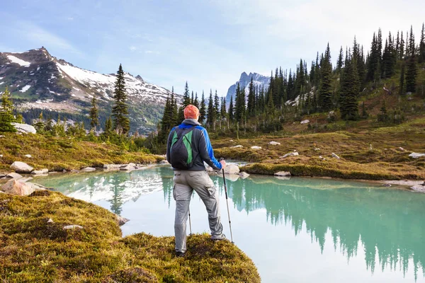 Hiker Avkopplande Serene Mountain Lake — Stockfoto