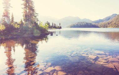 Whistler, BC, Kanada yakınlarındaki Garibaldi Gölü 'nün turkuaz sularına yürüyün. British Columbia 'da çok popüler bir yürüyüş merkezi..