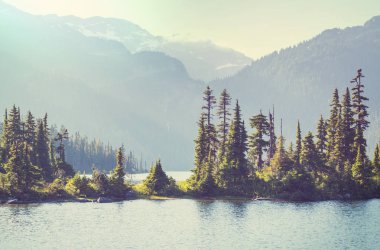 Whistler, BC, Kanada yakınlarındaki Garibaldi Gölü 'nün turkuaz sularına yürüyün. British Columbia 'da çok popüler bir yürüyüş merkezi..