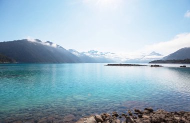 Whistler, BC, Kanada yakınlarındaki Garibaldi Gölü 'nün turkuaz sularına yürüyün. British Columbia 'da çok popüler bir yürüyüş merkezi..