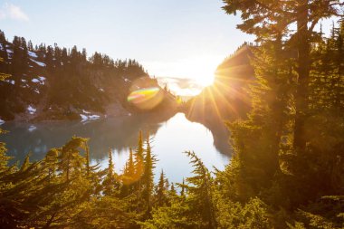 Dağlarda manzaralı günbatımı. Sonbahar mevsimi.