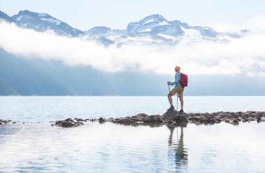 Whistler, BC, Kanada yakınlarındaki Garibaldi Gölü 'nün turkuaz sularına yürüyün. British Columbia 'da çok popüler bir yürüyüş merkezi..