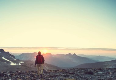 Gün batımında güzel yaz dağlarında yürüyüş sahnesi