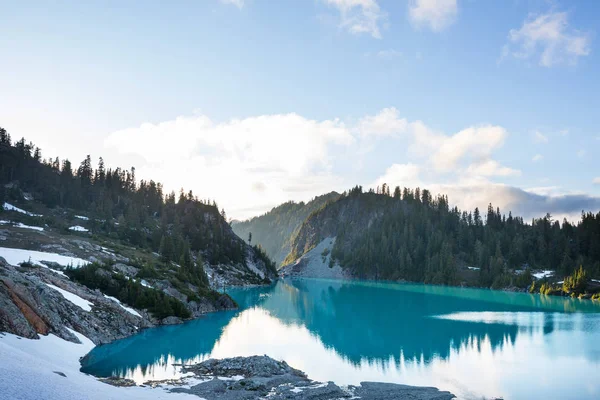 夏の季節には山の中でセレニティ湖 美しい自然景観 — ストック写真