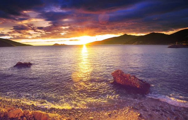 Deniz Kıyısında Manzara Renkli Gün Batımı Duvar Kağıdı Veya Arkaplan — Stok fotoğraf