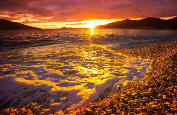 Scenografico Tramonto Colorato Sulla Costa Del Mare Buono Carta Parati — Foto Stock