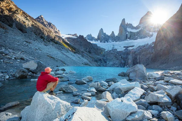有名なセロ フィッツ アルゼンチンのパタゴニアで最も美しくアクセントしにくい岩のピークの一つ — ストック写真