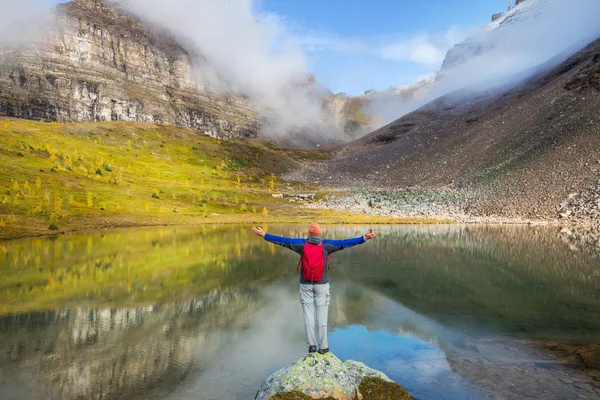 Caminhando Homem Nas Montanhas Canadenses Caminhada Atividade Recreação Popular América — Fotografia de Stock