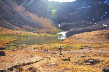 Sonbahar dağlarında yürüyüş. Sonbahar mevsimi teması.