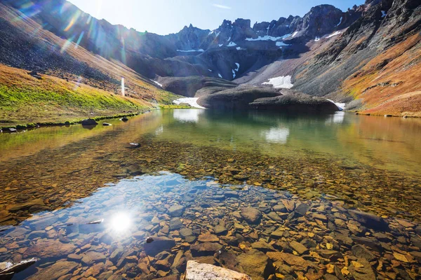 Λίμνη Serenity Στα Βουνά Κατά Θερινή Περίοδο Όμορφα Φυσικά Τοπία — Φωτογραφία Αρχείου