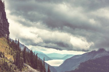 Pitoresk kayalık zirveleri buzul Milli Parkı, Montana, ABD