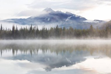 Oregon, ABD 'de sabah dağlarında sakin ve güzel bir göl..