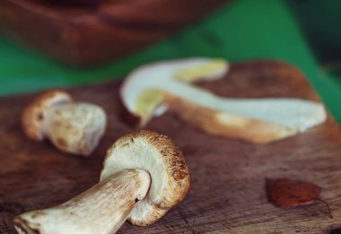 Sonbahar mevsiminde mutfakta yenilebilir mantarlar.