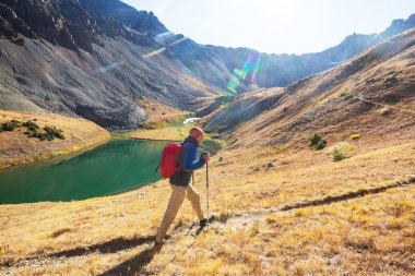 Sonbahar dağlarında yürüyüş. Sonbahar mevsimi teması.