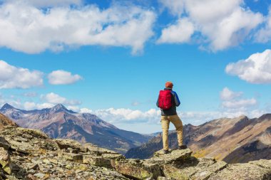 Backpacker sonbahar dağlarında zam