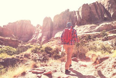 Utah dağlarında yürüyüş. Alışılmadık doğal manzaralarda yürüyüş. Fantastik kumtaşı oluşumları.