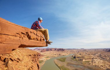 Dağlardaki adam. Yürüyüş sahnesi.