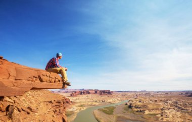 Dağlardaki adam. Yürüyüş sahnesi.