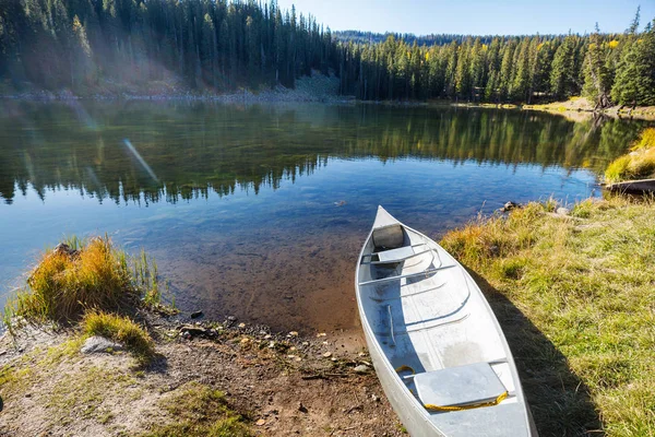 Canoe Jeziorze Kanadyjskim Rocky — Zdjęcie stockowe