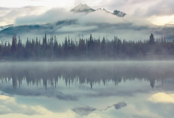 Klidné Krásné Jezero Ranních Horách Oregon Usa — Stock fotografie