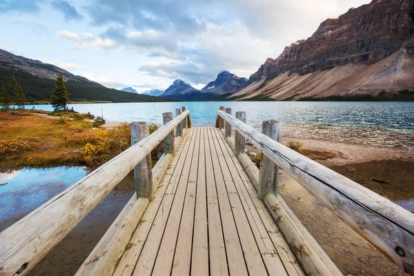 Cena Serena Junto Lago Montanha Canadá Com Reflexo Das Rochas — Fotografia de Stock