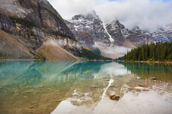 Belle Acque Turchesi Del Lago Morena Con Cime Innevate Sopra — Foto Stock