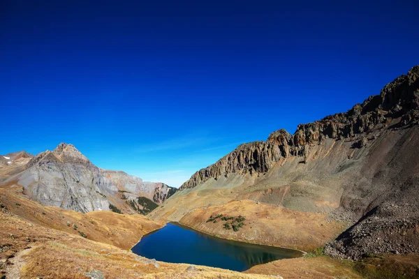 穏やかな水の中の岩の反射と山の湖で穏やかなシーン — ストック写真