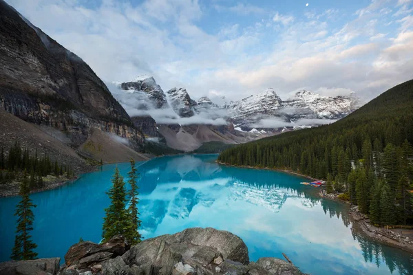 Beautiful Turquoise Waters Moraine Lake Snow Covered Peaks Banff National — Stock Photo, Image