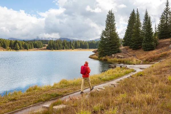 Caminata Las Montañas Otoño Tema Temporada Otoño —  Fotos de Stock