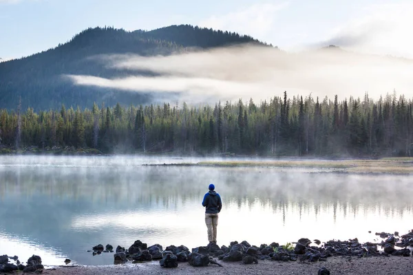 Hiker Klidu Klidním Horském Jezeře — Stock fotografie