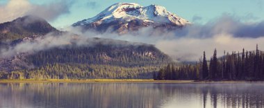 Oregon, ABD 'de sabah dağlarında sakin ve güzel bir göl..