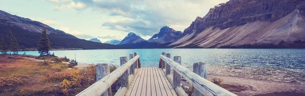 ฉากท ยบสงบร มทะเลสาบภ เขาในแคนาดาท การสะท อนของห นในน าสงบ — ภาพถ่ายสต็อก