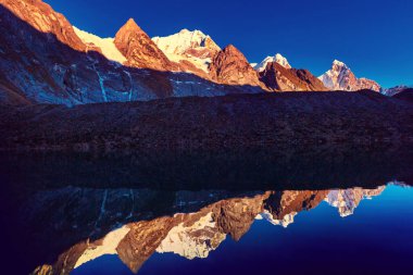 Cordillera Huayhuash, Peru, Güney Amerika 'daki güzel dağ manzaraları