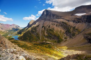 Buzul Ulusal Parkı 'nın resimli kayalık zirveleri, Montana, ABD. Güzel doğal manzaralar..