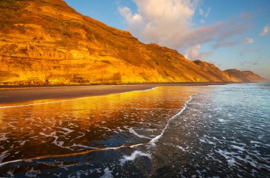 Ocean Beach, Yeni Zelanda 'da güzel bir gün batımı. İlham verici doğal ve seyahat geçmişi