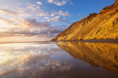 Ocean Beach, Yeni Zelanda 'da güzel bir gün batımı. İlham verici doğal ve seyahat geçmişi